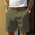 Détail d'un short plissé en lin vert olive élégant pour homme avec un design d'ourlet replié chic - S / Bas / Vert Militaire