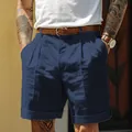 Détail de short en lin bleu marine pour homme avec plis et revers aux jambes - S / Bas / Bleu marine