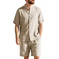 Vista dettagliata del set estivo da uomo con camicia Henley in lino beige e pantaloncini - Taglia S / Top E Pantaloni / Kaki