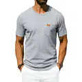 Primer plano detallado de camiseta gris de hombre con bolsillo y etiqueta naranja de marca - S / Tops / Gris claro