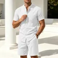 Nahaufnahme von weißem Leinen-Henley-Hemd und Shorts für atmungsaktive Sommerfreizeit - S / Oberteil Und Unterteil / Weiß