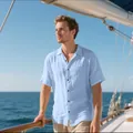 Vista detallada de una camisa de lino azul claro de manga corta para hombre en el mar - Azul cielo