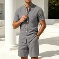 Stilvolles Herren-Set aus grauem Leinen-Henley-Hemd und Shorts, präsentiert am Modell - S / Oberteil Und Unterteil / Grau