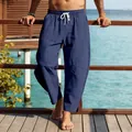 Vue détaillée du pantalon large bleu marine pour hommes avec couture courbe et fentes aux chevilles - Bleu marine