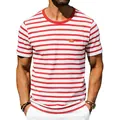 Detalle de una camiseta de hombre a rayas rojas y blancas con cuello redondo y bolsillo. - S / Tops / Raya Roja