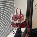 Piccolo zaino rosso a pois bianchi con bordo in pizzo e ciondolo a fiocco dolce - Rosso