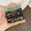 Detailopname van een Boheemse armbandenset met houten kralen, leer en vlinderhanger - Bruin Blauw (6-delige set)