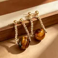 Elegante vergoldete Ohrhänger mit runden Tigerauge-Natursteinperlen im Vintage-Stil - Gedrehter Tigeraugen-Stil (10111)