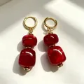 Retro Goldcreolen mit Anhängern aus marmoriertem rotem Stein im klassischen Luxusstil - Weinroter Doppperlenanhänger-Stil (4753)
