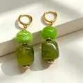 Vintage goldene Creolen mit grün marmorierten Perlenanhängern für Damen Modeschmuck - Grüner Farboerlenanhänger-Stil (S404)