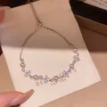 Elegantes silbernes Zirkon- und Perlenarmband mit Blumenanhängern im französischen Stil - Vierblättrige Blume Zirkonia Verstellbarer Stil (55) / Silber-Lavendelrosa