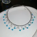 Collier choker en dentelle argentée avec des gouttes de franges en cristal bleu vif. - Argent avec Strass Bleu