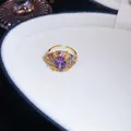 Vista detallada de un anillo ovalado bañado en oro de 18 quilates con circón púrpura - Anillo abierto / Dorado