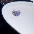 Elegante anillo ajustable con circón violeta y cristales de colores en una caja de corazón - Anillo abierto / Plateado