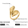 Detailansicht der Abmessungen und Hammerschlag-Textur eines goldenen Edelstahlrings. - Einstellbar Offen / Spiral Offenes Blatt Gehämmerter Stil (NB-R25040) / Gold