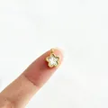 Nahaufnahme eines Vintage-Sternanhängers mit Kristall auf dem Finger einer Person - 3# Spitzenstern (P6-4) / Stern mit Spitzenkante