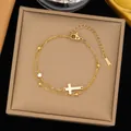 Pulsera de doble capa de acero inoxidable dorado con un dije de cruz y piedra clara - Estilo de Cruz de Doble Capa (E2514) / Dorado