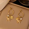 Pendientes de aro de acero inoxidable dorado con dijes de estrella de mar y concha marina - Estilo de Concha de Estrella de Mar de Strass (G3506) / Dorado