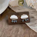 Detalle de pendientes de nube con gotas de cuentas azules exhibidos en bloque de madera - Estilo Nube Lluvia / Plata-Azul