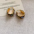 Detalle de pendientes bohemios chapados en oro 18k con conchas e incrustaciones - Clip de Oreja (Chapado en Oro Real) / Verde