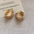 Vista macro detallada de pendientes de aro bañados en oro de 18k con nácar y cristal - Clip de Oreja (Chapado en Oro Real) / Blanco