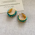 Primer plano de pendientes de aro bohemios bañados en oro 18k con turquesa y cristales. - Clip de Oreja (Chapado en Oro Real) / Azul