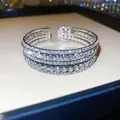 Gros plan d'un jonc ouvert multicouche en strass avec des pierres étincelantes en forme de losange - Style 65 Jonc (Ouvert Quatre Rangs Tout Strass)