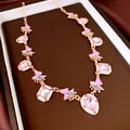 Lujoso collar dorado con mariposas de esmalte rosa y brillantes colgantes de cristal - Collar / Oro-Rosa