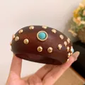 Detailansicht eines Vintage-Holzarmreifens mit Goldnieten und Türkis-Zierstein - Dunkelbraunes Holz Boho Nieten / Dunkelbraun-Goldene Nieten