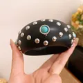 Nahaufnahme eines schwarzen Retro-Resin-Armreifs mit silbernen Nieten und Türkissteinen. - Schwarz Matt Türkis Böhmisch / Schwarz Mit Silbernen Nieten