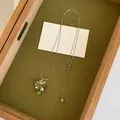 Elegante ketting met groene kralencluster hanger en zilveren ketting in houten dienblad. - Groene Kraal Bloemblaadjes-Zilver-Groen
