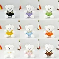 Adorabili piccoli orsetti di peluche bianchi in nove diverse tute in velluto a coste - Orsetto Colori Misti con Salopette (Prezzo Singolo)