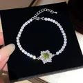 Elegantes silberfarbenes Armband mit grünem blumenförmigem Zirkonia-Mittelstück. - Grün