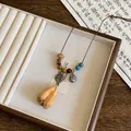 Vista dettagliata di una collana vintage etnica con ciondolo in legno e perle - Seme di Jackfruit (33#)