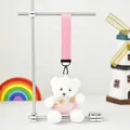 Nahaufnahme eines weißen Teddybär-Plüsch-Schlüsselanhängers mit rosa Band im Display - Nur Anhänger / Rosa