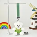 Weißer Teddybär Plüsch Schlüsselanhänger mit grüner Latzhose an einem Metalldisplay. - Nur Anhänger / Grün