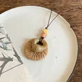 Collana etnica vintage con ciondolo in paglia intrecciata e ceramica su un piatto - Doppio Intreccio di Paglia (37#)