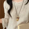 Collana vintage con ciondolo geometrico in resina indossata su camicetta di lino - Resina Irregolare (40#)