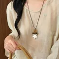 Collana vintage con ciondolo a stella in resina su un lungo cordino marrone boho - Stella Ambrata (41#)