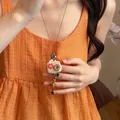 Collana etnica boho fatta a mano con ciondolo intrecciato e dettagli con bottone in legno - Caffè Verde Rosa (58#)