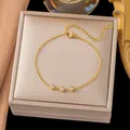 Elegante pulsera de acero inoxidable chapada en oro de 18 quilates con tres cristaux en caja regalo - 3 Estrás Redondo (E2537) / Dorado