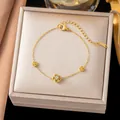 Elegante pulsera de camelia chapada en oro de 18 quilates con detalle de cristal brillante - Camelia de Estrás (E2541) / Dorado
