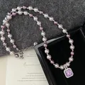 Detaillierte Makroansicht einer Perlenkette im französischen Stil mit lila Anhänger. - 4# Halskette Lila Zirkonia Stil / Silber-Rosa