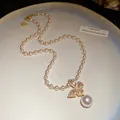 Elegante französische Perlenhalskette mit einem rosa Kristall-Schmetterlingsanhänger - 54# Halskette Französischer Rosa Zirkonia Schmetterling