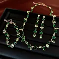 Elegante conjunto de joyas de circón verde con collar, brazalete y pendientes de gota. - Conjunto de 3 Piezas Collar Pulsera y Pendientes / Oro-Verde