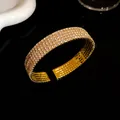 Eleganter Vintage mehrlagiger goldfarbener Armreif mit funkelnden weißen Strasssteinen Damen - Fünflagiger Stil / Gold