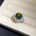 Detalle de primer plano de un anillo de circón verde con halo de flores - Estilo de Flor / Plata-Verde