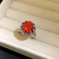 Detailansicht eines silbernen Rings mit einem großen roten Zirkonia in einer Schmuckbox. - Blumenstil / Silber-Rot