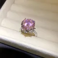 Detalle de cerca que muestra las facetas brillantes de un gran anillo de circón rosa y plata - Estilo Redondo / Plata-Rosa