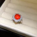 Detailansicht eines silbernen Blumenrings mit strahlendem orangefarbenem Zirkon. - Blumenstil / Silber-Orange